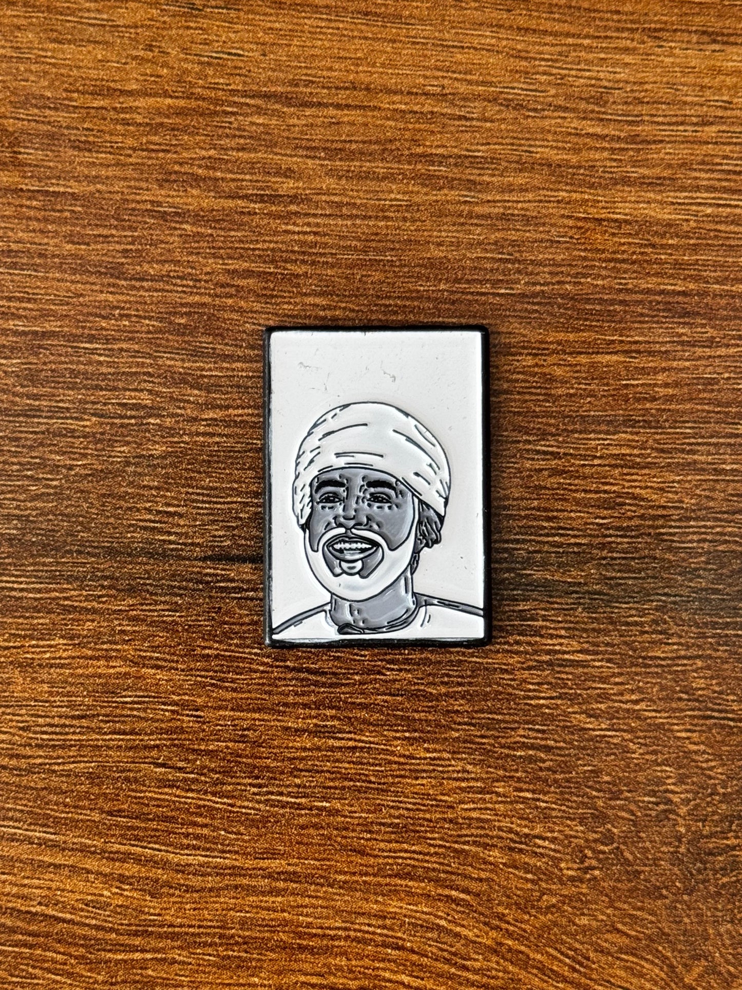 BADGE QABOOS BLACK&WHITE